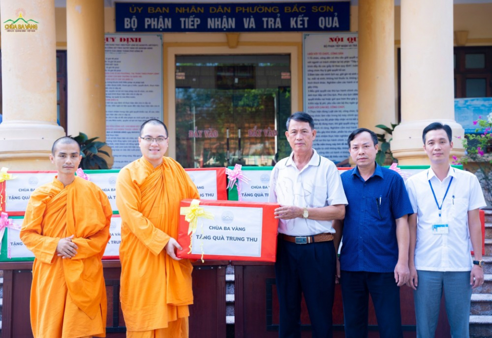 Đại diện chư Tăng Ni, Phật tử chùa Ba Vàng trao tặng 14 thùng bánh kẹo cho các em nhỏ tại khu dân cư và cơ sở trường học trên địa bàn phường Bắc Sơn, TP Uông Bí