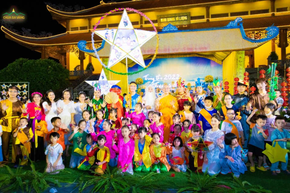 Sư Phụ Thích Trúc Thái Minh chụp ảnh lưu niệm cùng các bạn trong chương trình “Trung Thu - Trăng và bé năm 2022”  