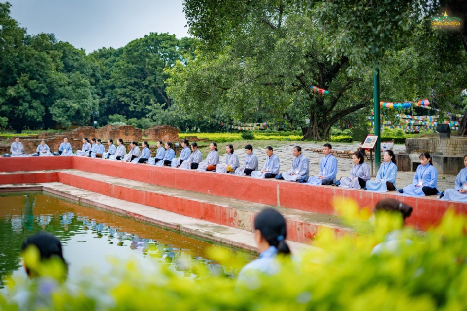 Những người con Phật lắng tâm cảm niệm về ngày Đức Thế Tôn đản sinh tại vườn Lâm Tỳ Ni