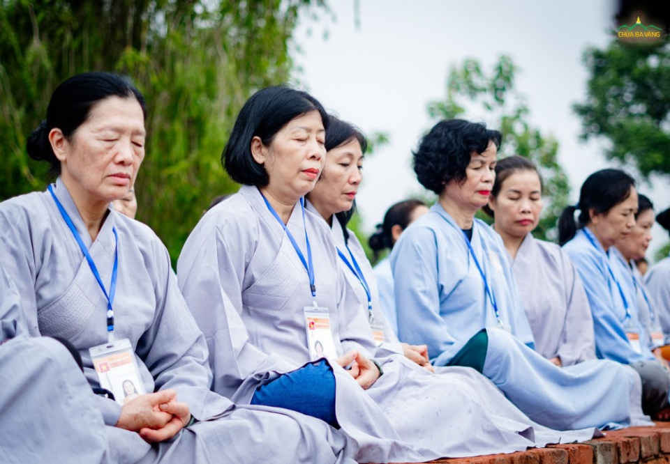 Các Phật tử ngồi thiền tại vườn Lâm Tỳ Ni - nơi hơn 2600 năm trước Đức Thế Tôn thị hiện cõi Ta Bà