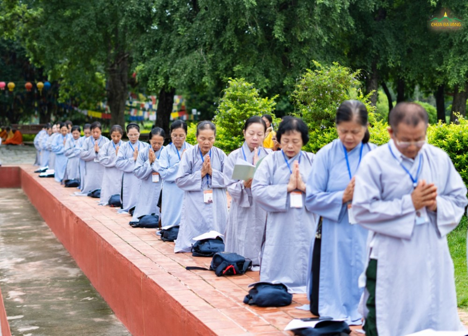 Tụng kinh khánh đản tại vườn Lâm Tỳ Ni, những người con Phật sâu sắc hơn tâm tri ân của mình về sự đản sinh của Đức Phật