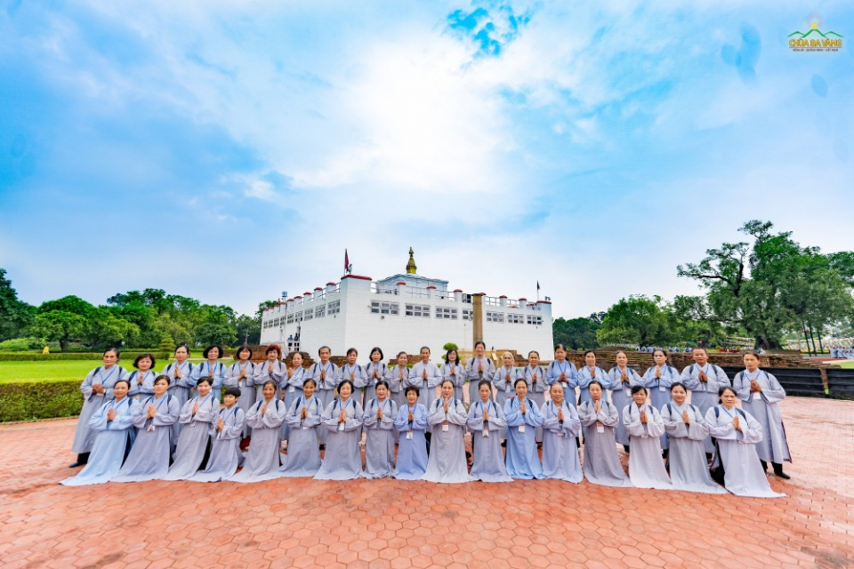 Các Phật tử chụp ảnh lưu niệm tại vườn Lâm Tỳ Ni