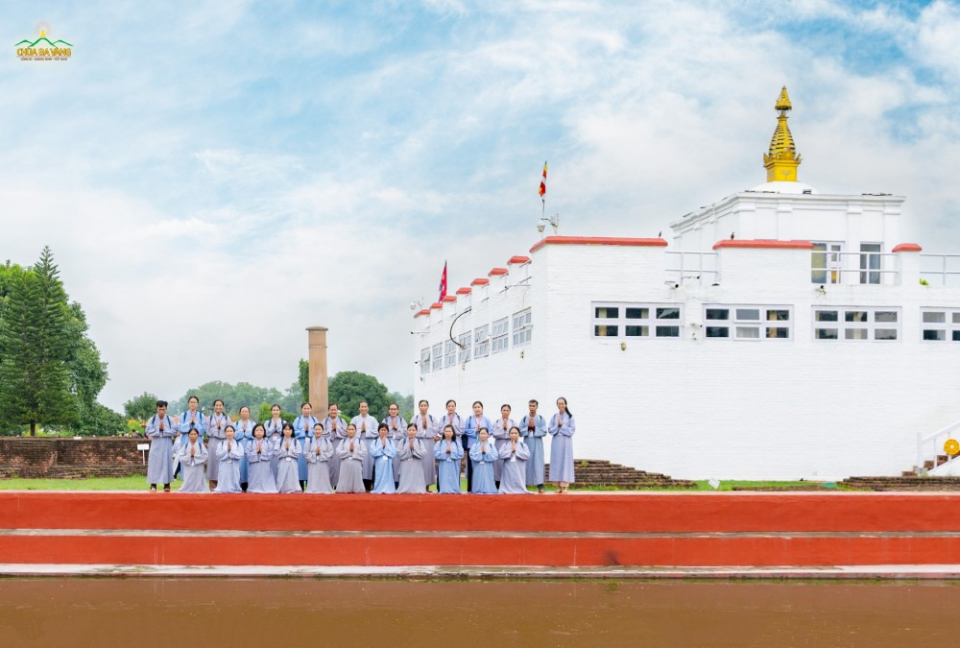 Những người con Phật lưu lại kỷ niệm trong chuyến viếng thăm Thánh tích nơi Đức Phật đản sinh