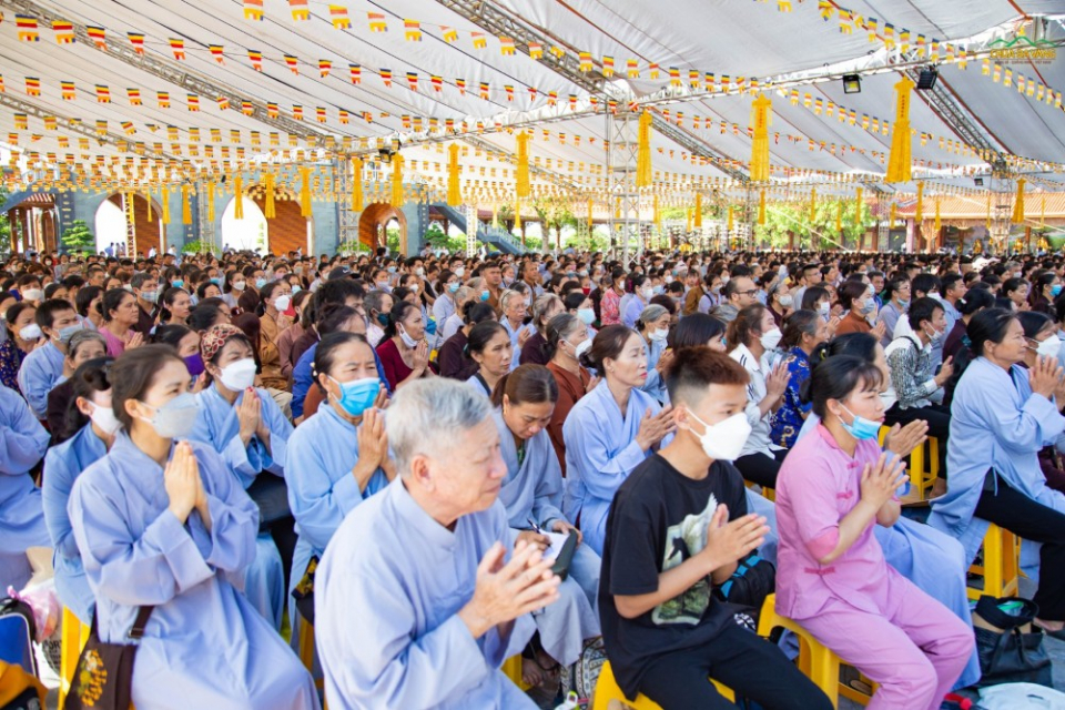 Đông đảo nhân dân và Phật tử thập phương tham dự lễ giỗ Tổ Trúc Lâm Ma Ha Sa Môn Tuệ Bích Phổ Giác Thiền Sư lần thứ 265