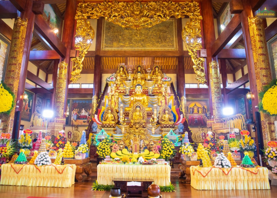 Hương án Tổ sư được đặt trang nghiêm tại Chính Điện chùa Ba Vàng
