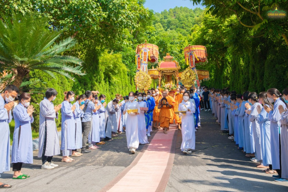 Chư Tăng cùng các Phật tử cung rước linh vị Tổ sư về ngôi Đại Hùng Bảo Điện