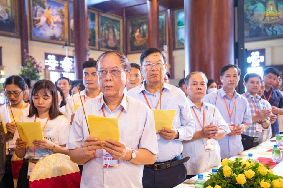 Các vị đại biểu dâng hương hướng tâm tham dự chương trình kỷ niệm 265 năm ngày giỗ Tổ sư khai sơn chùa Ba Vàng