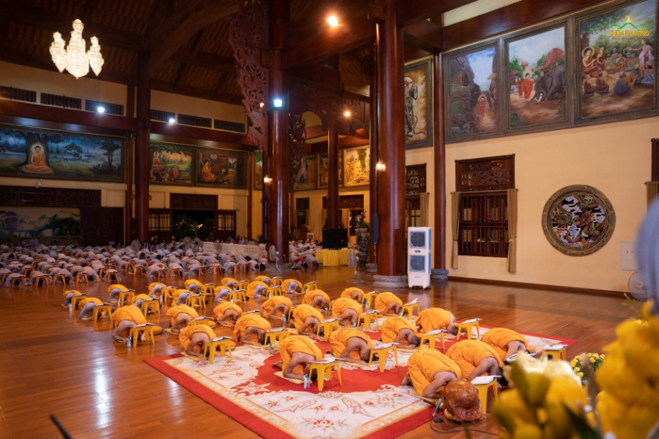 Đại chúng lễ Phật tại ngôi Đại Hùng Bảo Điện chùa Ba Vàng