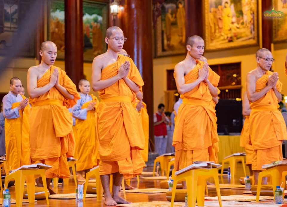 Được sự phân công cắt cử, chư Tăng đã luân phiên lên thời khóa, cử hành nghi thức để nhân dân và Phật tử thập phương hướng tâm tham dự chương trình