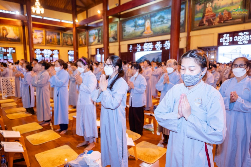Đông đảo nhân dân và Phật tử thập phương vân tập về ngôi Chính Điện tu tập, sám hối