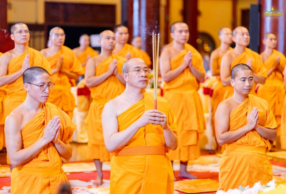 Đối trước ngôi Tam Bảo, Sư Phụ và chư Tăng đã niêm hương, bạch Phật, tác lễ kết Pháp đàn để đại chúng hướng tâm tham dự