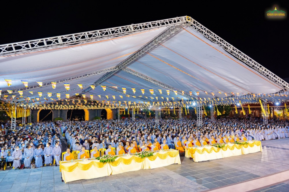 Đông đảo nhân dân, Phật tử tham gia lễ cầu siêu chẩn tế kết mãn Pháp đàn Lương Hoàng Bảo Sám