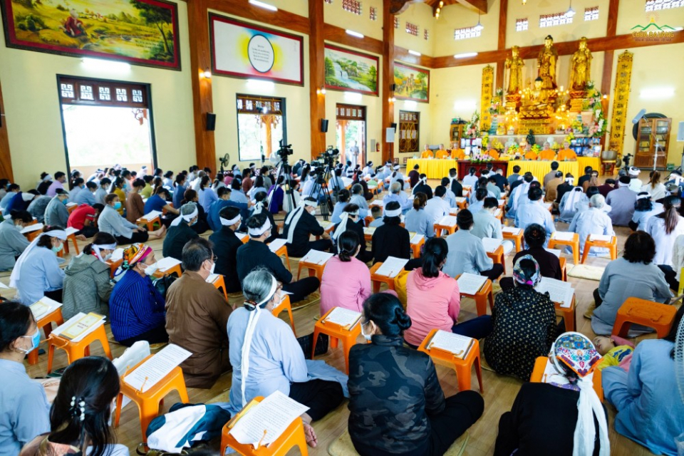 Các Phật tử và nhân dân thập phương tham dự lễ cầu siêu tại chùa Ba Vàng ngày 30/8/Nhâm Dần