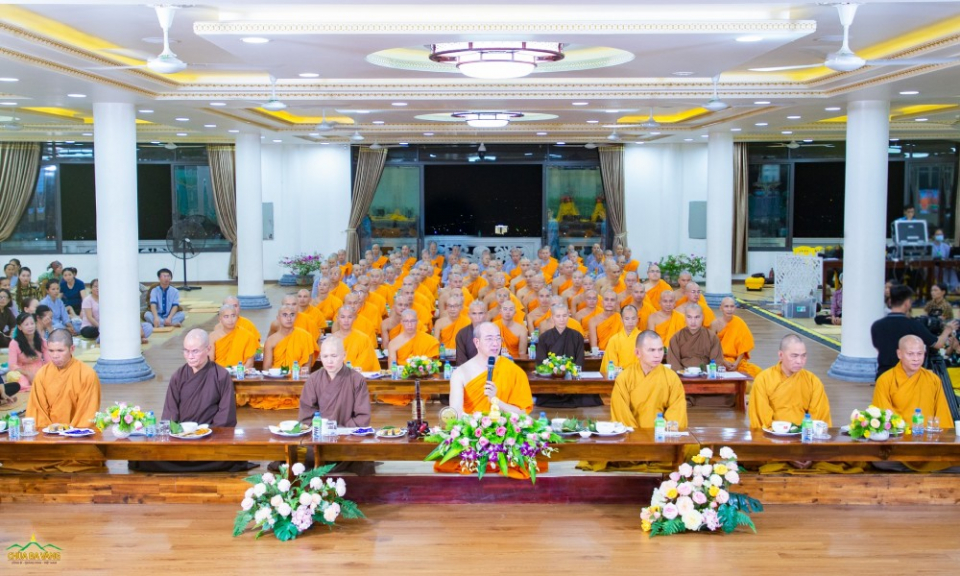 Sư Phụ Thích Trúc Thái Minh cùng chư Tôn đức Tăng Ni quang lâm, chứng dự chương trình 