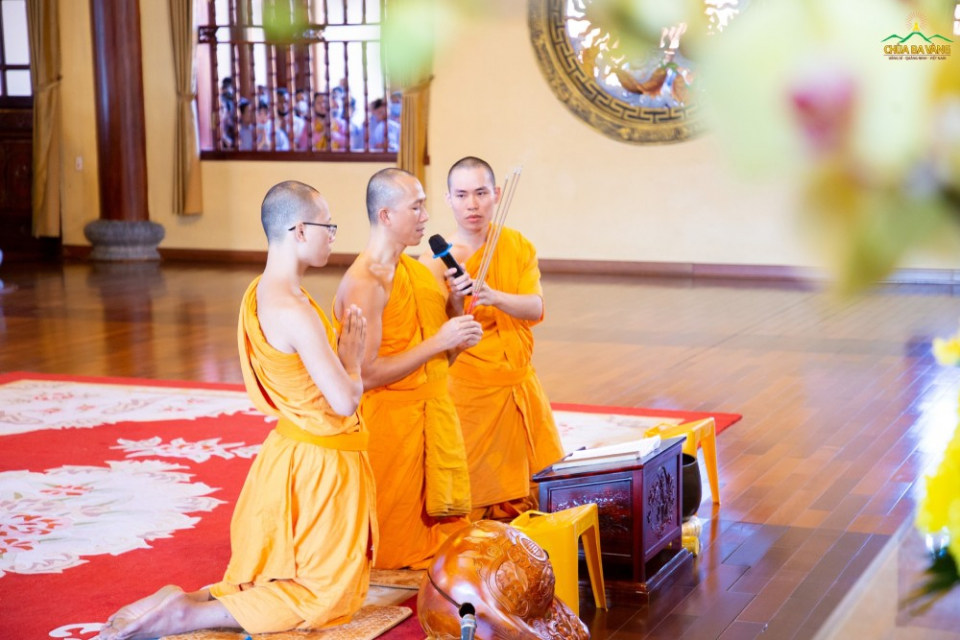 Được sự chỉ dạy trên Sư Phụ Thích Trúc Thái Minh và sự cắt cử của chư Tăng, Đại đức Thích Trúc Bảo Trực đã quang lâm truyền trao giới Pháp cho hàng Phật tử