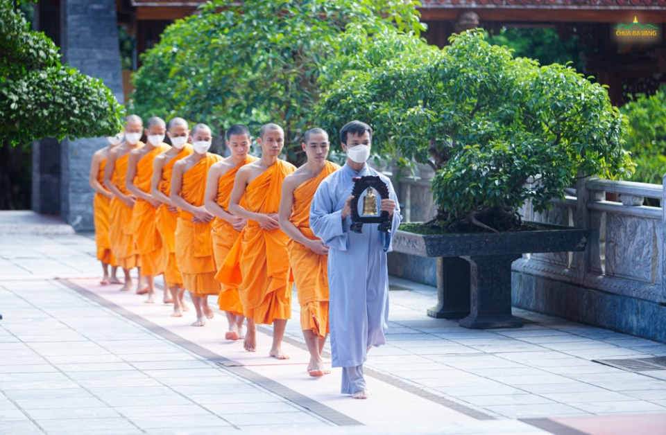 Chư Tăng quang lâm theo sự thỉnh cầu của các Phật tử