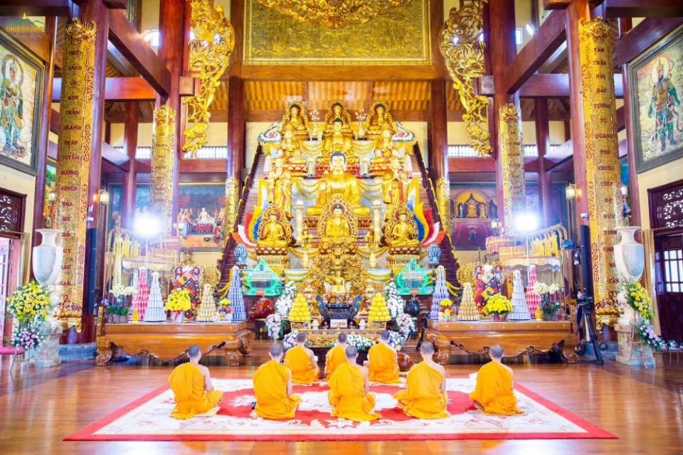 Chư Tăng quang lâm tụng kinh theo sự thỉnh cầu của các Phật tử và nhân dân thập phương