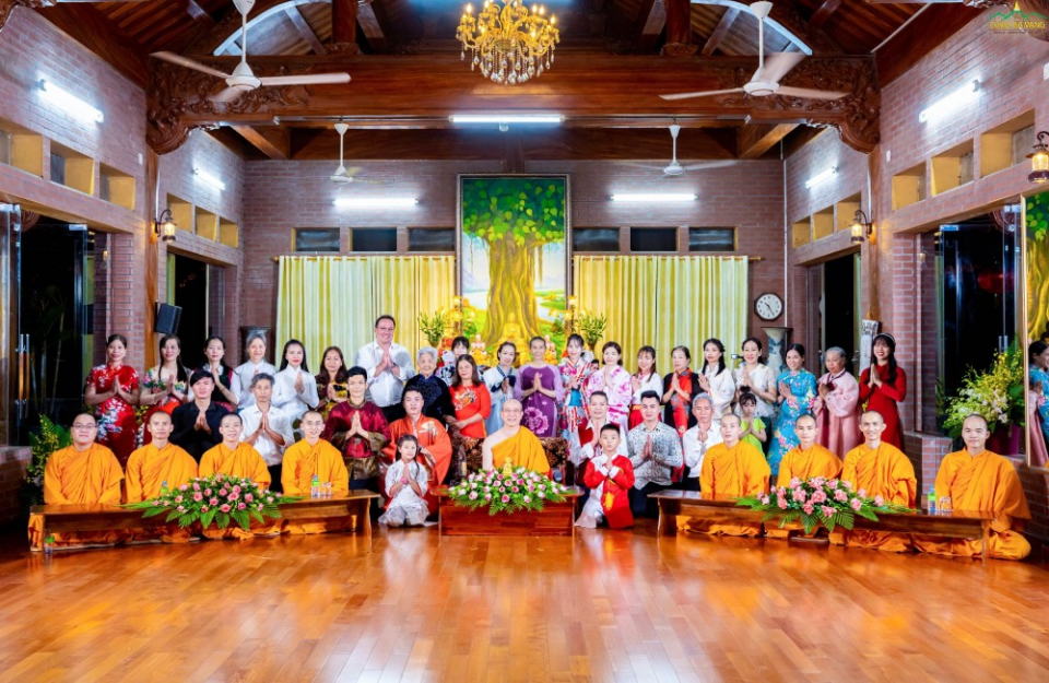 Những người con xa xứ chụp ảnh lưu niệm cùng Sư Phụ và đại diện chư Tăng chùa Ba Vàng