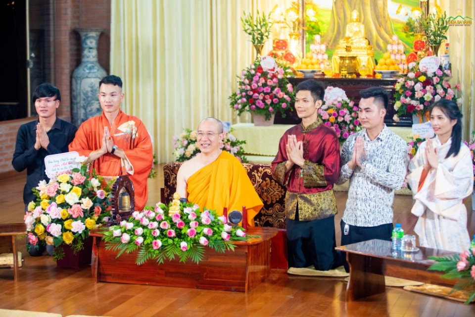 Các Phật tử xa xứ Aichi, Nhật Bản chụp ảnh lưu niệm cùng Sư Phụ Thích Trúc Thái Minh