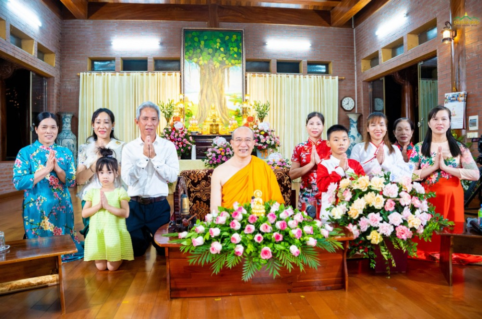 Các Phật tử xa xứ thuộc đạo tràng Phật tử xa xứ Châu Á chụp ảnh lưu niệm cùng Sư Phụ Thích Trúc Thái Minh