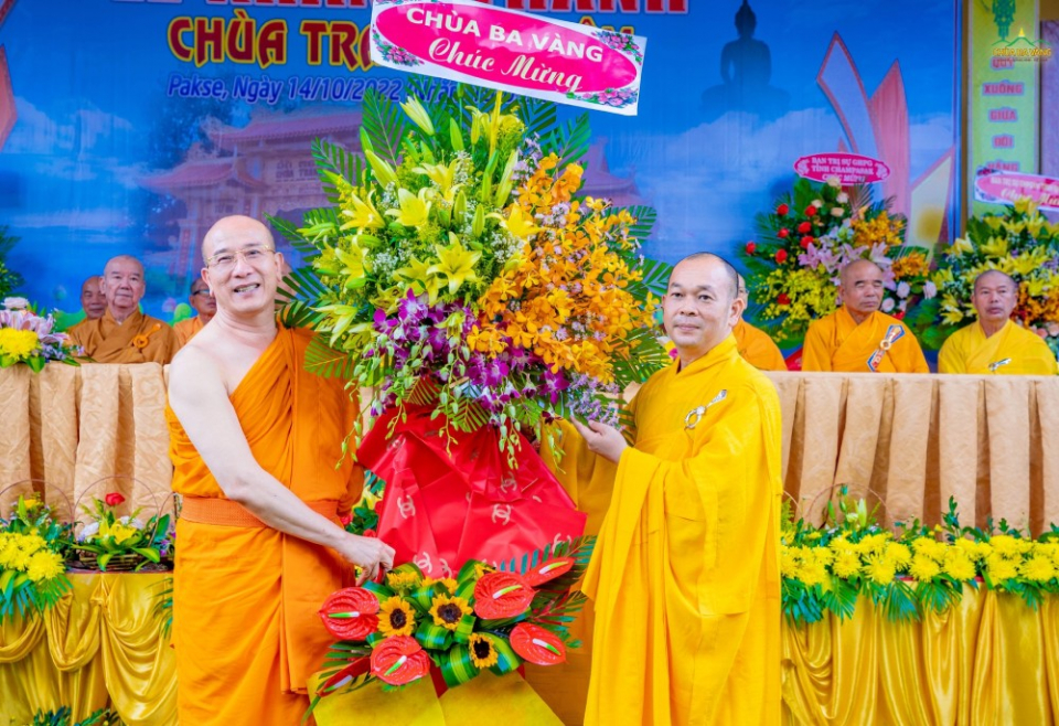 Sư Phụ Thích Trúc Thái Minh trao tặng lẵng hoa của chùa Ba Vàng chúc mừng khánh thành chùa Trang Nghiêm