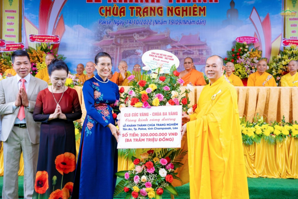 Phật tử Phạm Thị Yến (Pháp danh Tâm Chiếu Hoàn Quán) đại diện cho các Phật tử trong CLB Cúc Vàng chùa Ba Vàng cúng dường tịnh tài nhân lễ khánh thành chùa Trang Nghiêm