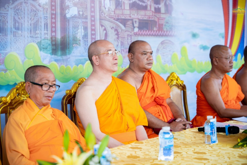 Sư Phụ Thích Trúc Thái Minh cùng chư Tôn đức Tăng tham dự buổi lễ khánh thành chùa Trang Nghiêm, thành phố Pakse, tỉnh Champasak, nước Lào