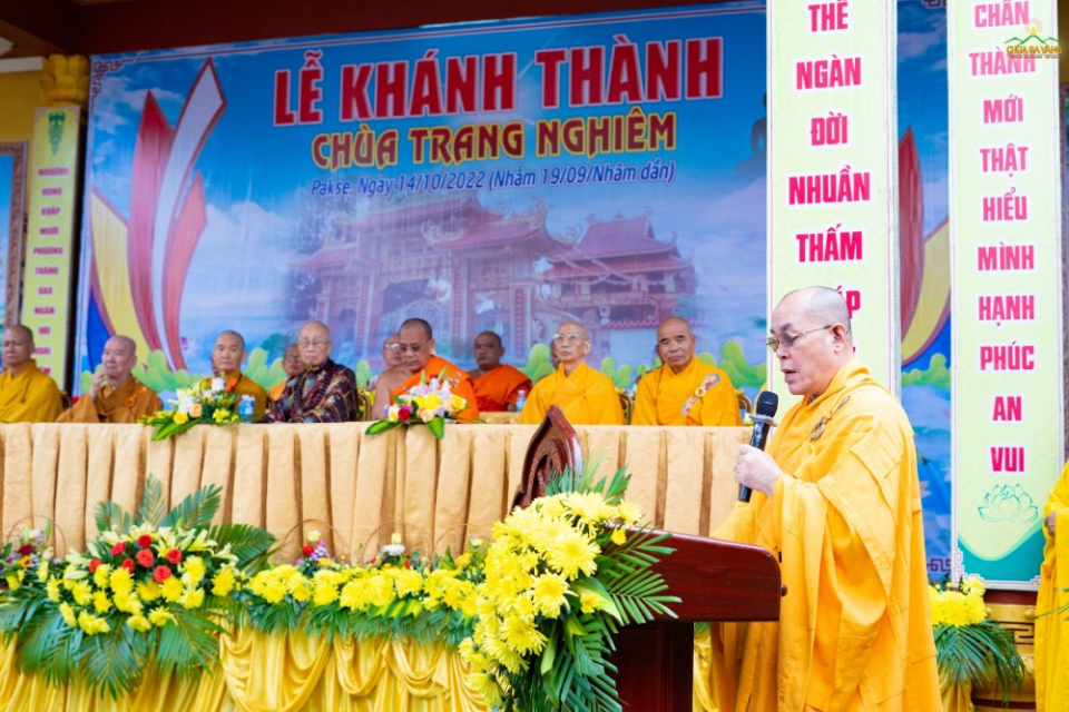 Thượng tọa Thích Đạt Đức – Phó Trưởng ban BTS GHPGVN tỉnh Quảng Bình tuyên đọc quyết định bổ nhiệm trụ trì chùa Trang Nghiêm