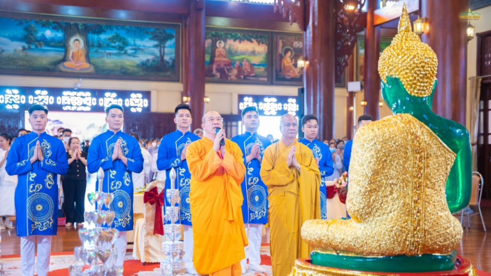 Thượng tọa Thích Minh Quang và Sư Phụ Thích Trúc Thái Minh cùng các Phật tử lễ Phật tại Chính Điện