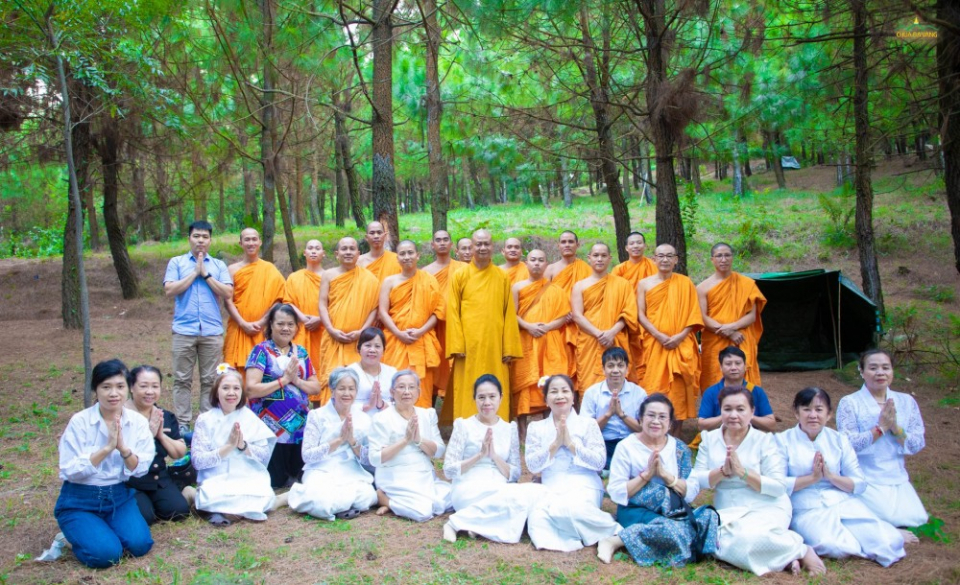 Thượng tọa Thích Minh Quang cùng các Phật tử Lào hoan hỷ chụp ảnh lưu niệm cùng chư Tăng chùa Ba Vàng trong rừng thiền