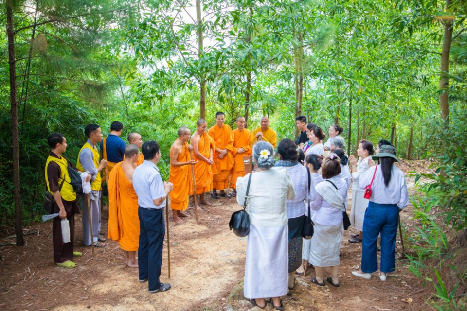 Thượng tọa Thích Minh Quang cùng các Phật tử Lào lắng nghe những chia sẻ về đời sống tu tập trong rừng của Tăng chúng chùa Ba Vàng