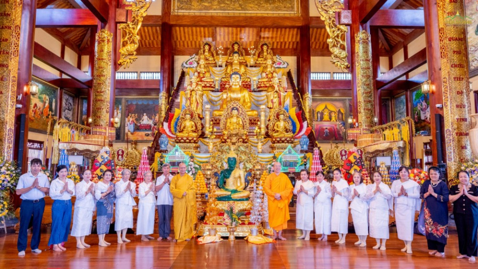 Thượng tọa Thích Minh Quang cùng các Phật tử Lào chụp ảnh lưu niệm tại ngôi Đại Hùng Bảo Điện