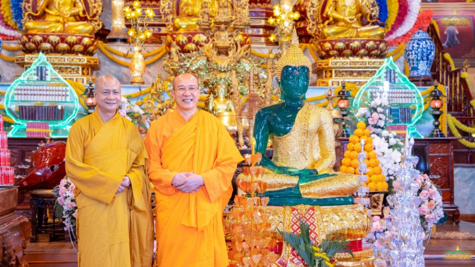 Hình ảnh Thượng tọa Thích Minh Quang và Sư Phụ Thích Trúc Thái Minh chụp ảnh bên Tôn tượng Đức Phật Thích Ca Mâu Ni tọa thiền