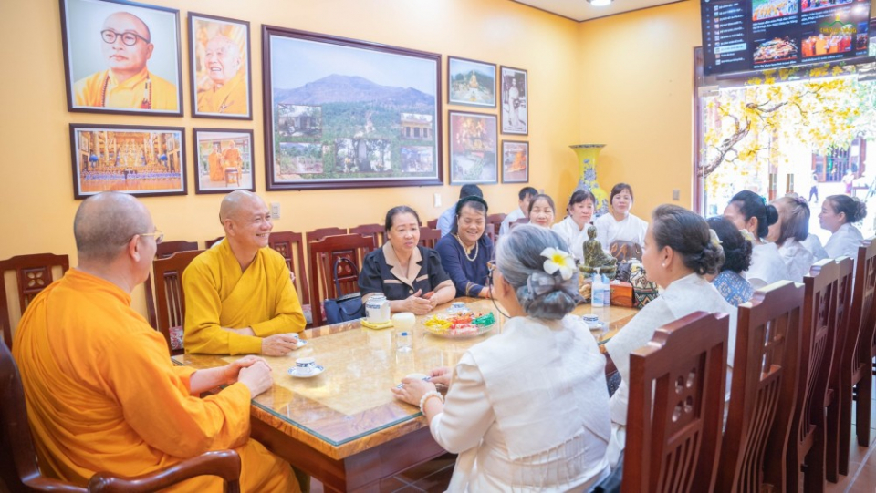 Sư Phụ Thích Trúc Thái Minh tiếp đoán phái đoàn Thượng tọa Thích Minh Quang cùng các Phật tử đất nước Lào trong không khí thân mật