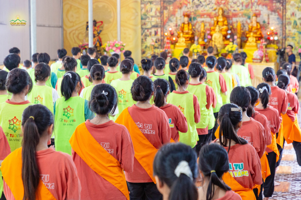 Các bạn trẻ chùa Đế Thích tham gia thời khóa lễ Phật.