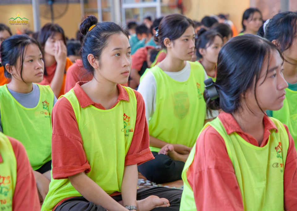 Các bạn trẻ tham gia thời khóa nghe giảng Phật Pháp.