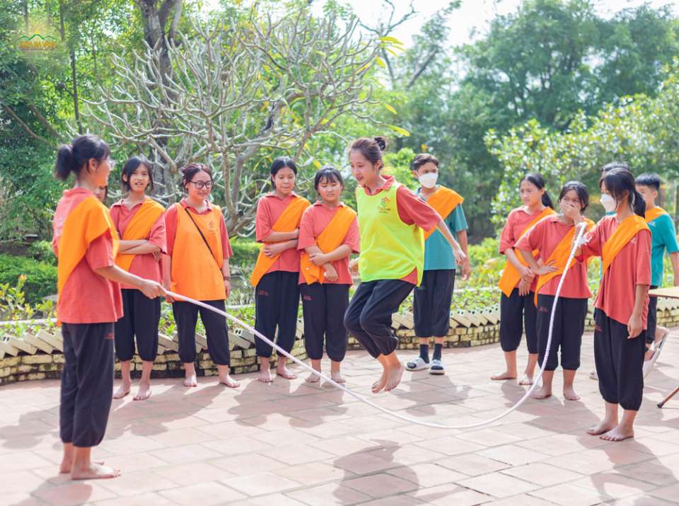 Các bạn trẻ tại chùa Diên Phúc cùng nhau tham gia các trò chơi bổ ích.