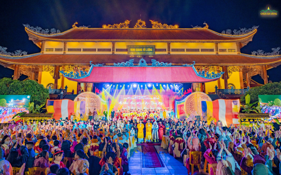   Hoành tráng đêm văn nghệ “Kỷ niệm 764 năm ngày sinh Phật hoàng Trần Nhân Tông” đã thu hút đông đảo nhân dân, Phật tử về tham dự  