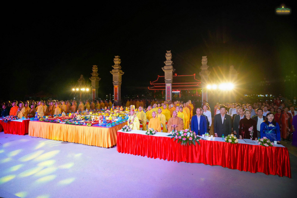 Chư vị Hòa thượng, Thượng tọa, chư Tôn đức Tăng, cùng các vị đại biểu, các vị khách quý, nhân dân, và Phật tử thực hiện nghi thức chào cờ
