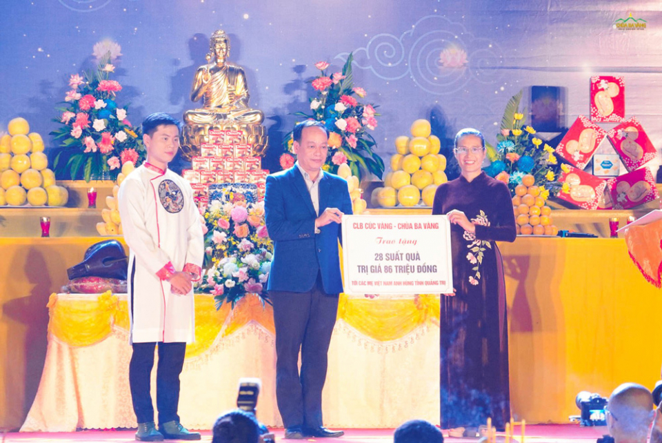 Phật tử Phạm Thị Yến (Tâm Chiếu Hoàn Quán) đại diện cho CLB Cúc Vàng chùa Ba Vàng trao tặng 28 suất quà tri ân đến các bà mẹ Việt Nam anh hùng tỉnh Quảng Trị