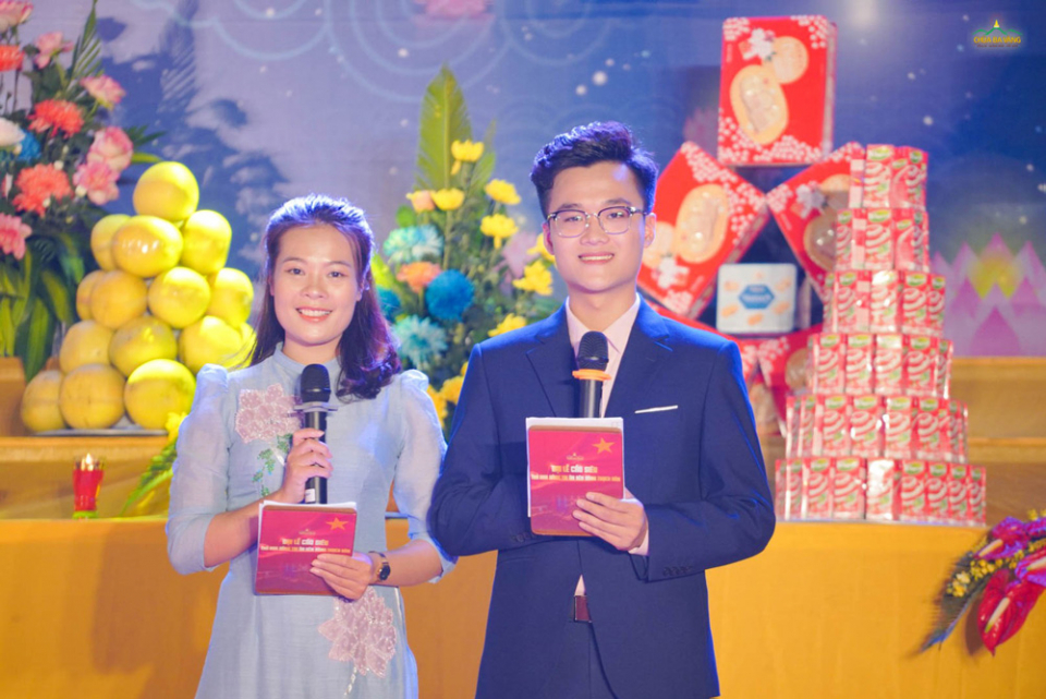 Hương Lan và Dương Đỗ - hai MC của chương trình Đại lễ cầu siêu bên bờ Thạch Hãn