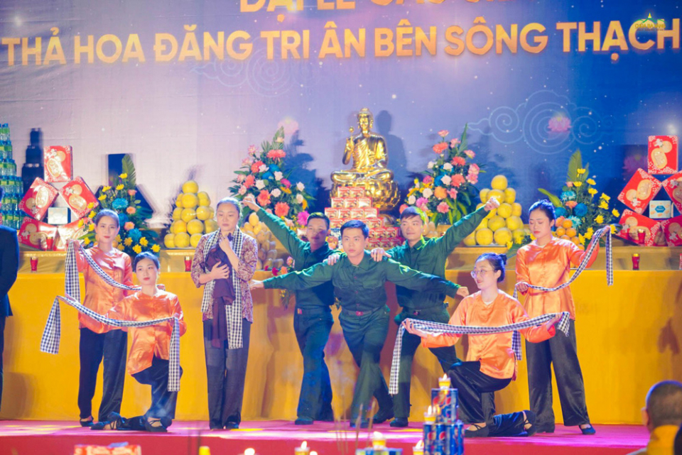 Nhóm múa Ban Tài năng chùa Ba Vàng biểu diễn tiết mục 