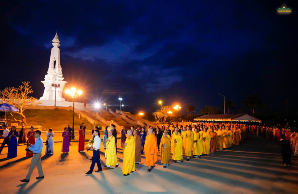 Các Phật tử cung đón chư Tôn đức Tăng cùng các vị đại biểu quang lâm chứng dự chương trình