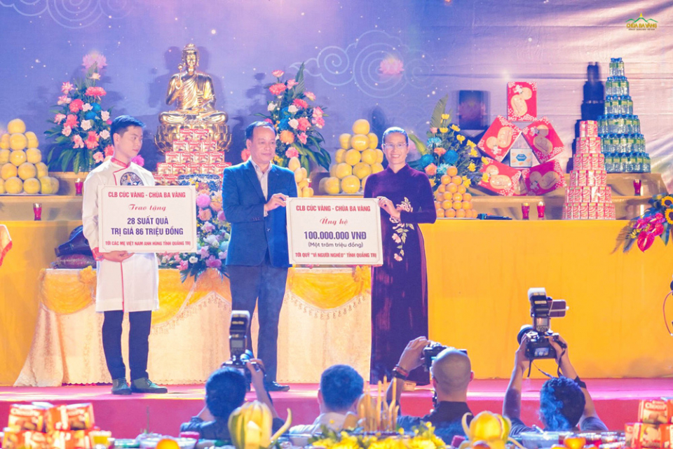 Phật tử Phạm Thị Yến (Tâm Chiếu Hoàn Quán) đại diện cho CLB Cúc Vàng chùa Ba Vàng ủng hộ quỹ vì người nghèo tỉnh Quảng Trị 100 triệu đồng