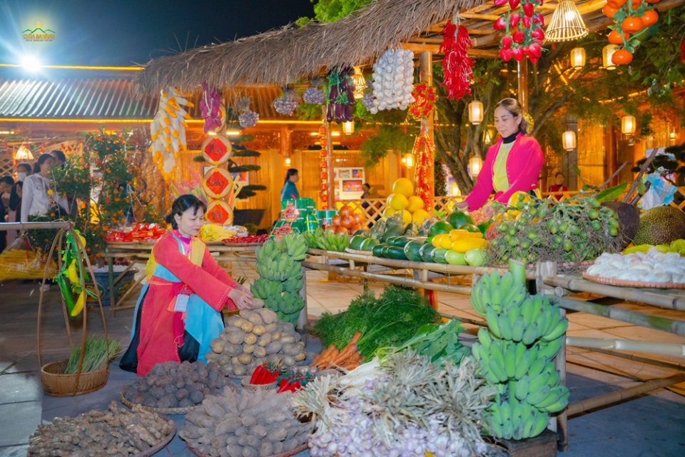 Khung cảnh chợ quê vô cùng đặc biệt tại chùa Ba Vàng  