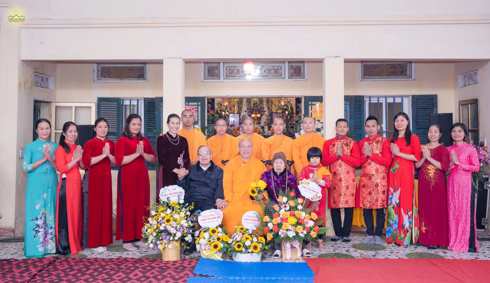 Niềm hạnh phúc của các Phật tử khi được về thăm 2 cụ thân sinh Sư Phụ.