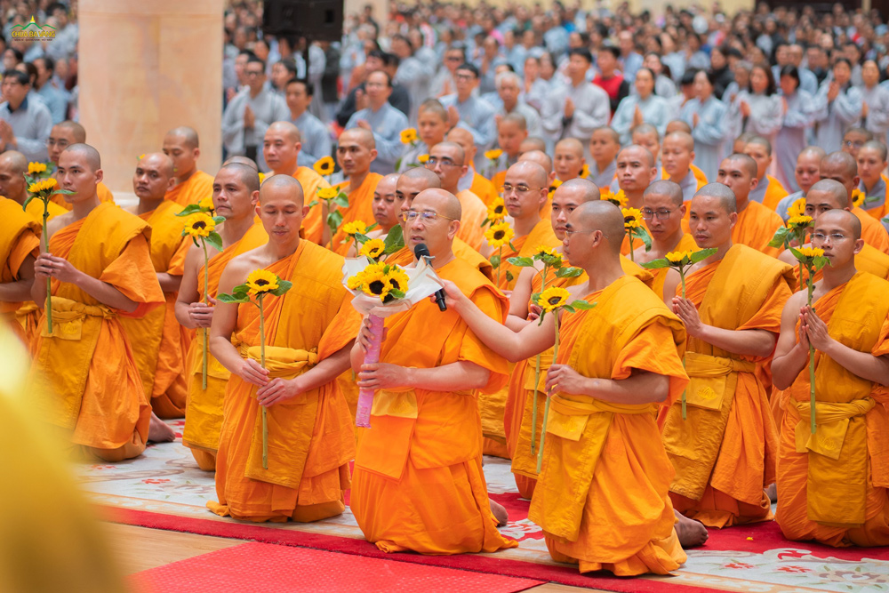   Sư Phụ dâng lời tác bạch tri ân đầy xúc động cùng lời phát nguyện tinh tấn, mang ánh sáng Phật Pháp rộng khắp thế gian.  