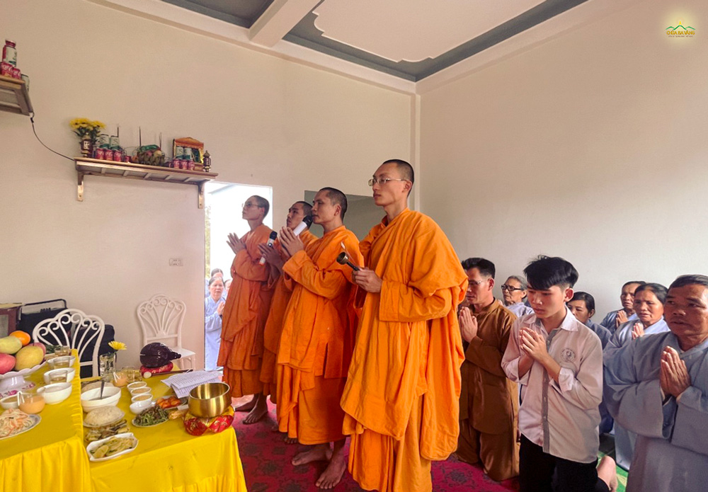 Các Phật tử đạo tràng Minh Hiển Quảng Thái trợ duyên lễ hóa giải điện thờ cho gia đình đạo hữu.