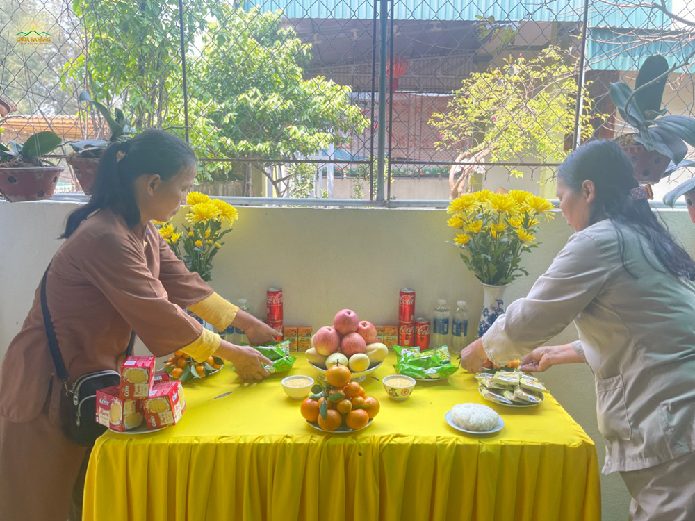 Trên tinh thần hòa hợp, được sự hướng dẫn của Cô chủ nhiệm Phạm Thị Yến, các Phật tử trợ giúp gia đình bày đàn cúng thí.