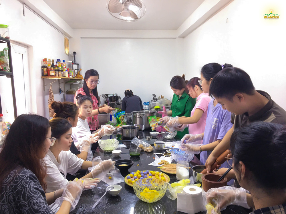 Các bạn trẻ khối Hồ Tùng Mậu khu vực Hà Nội cùng nhau làm bánh.